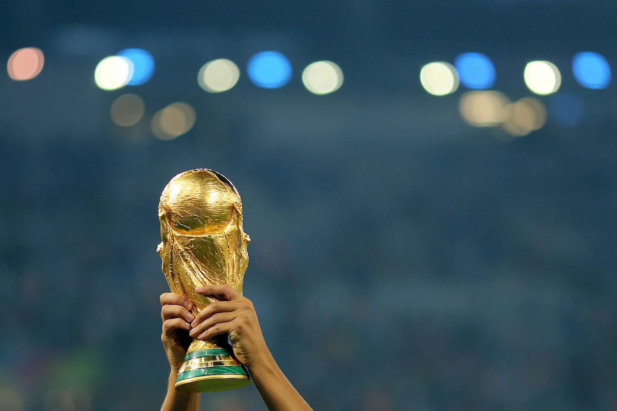 Crédito editorial: AGIF / Shutterstock.com O troféu da Copa do Mundo é erguido durante comemorações.