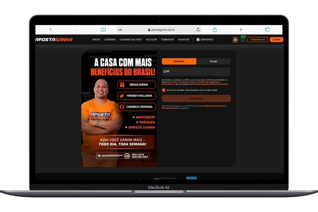 A tela de um MacBook Air mostra a página de cadastro da plataforma Aposta Ganha apresentando um formulário para inserção de CPF e detalhes sobre benefícios como bônus diário e freebets.