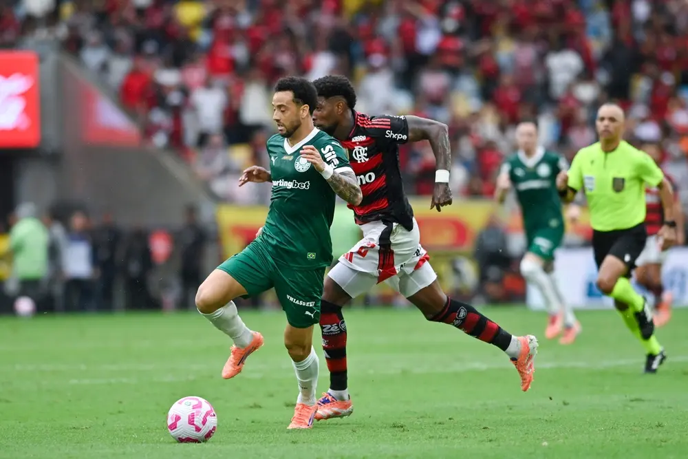 Jogadores do Flamengo e Palmeiras durante o jogo entre Flamengo 3 x 2 Palmeiras pela 29ª rodada do Campeonato Brasileiro no estádio do Maracanã.