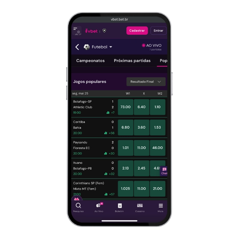 Smartphone mostrando a tabela de jogos ao vivo no site de aposta futebol online Vbet, com fundo roxo e verde escuro, detalhando as odds de vitória e empate para partidas como Botafogo-SP contra Athletic Club e Coritiba contra Bahia.