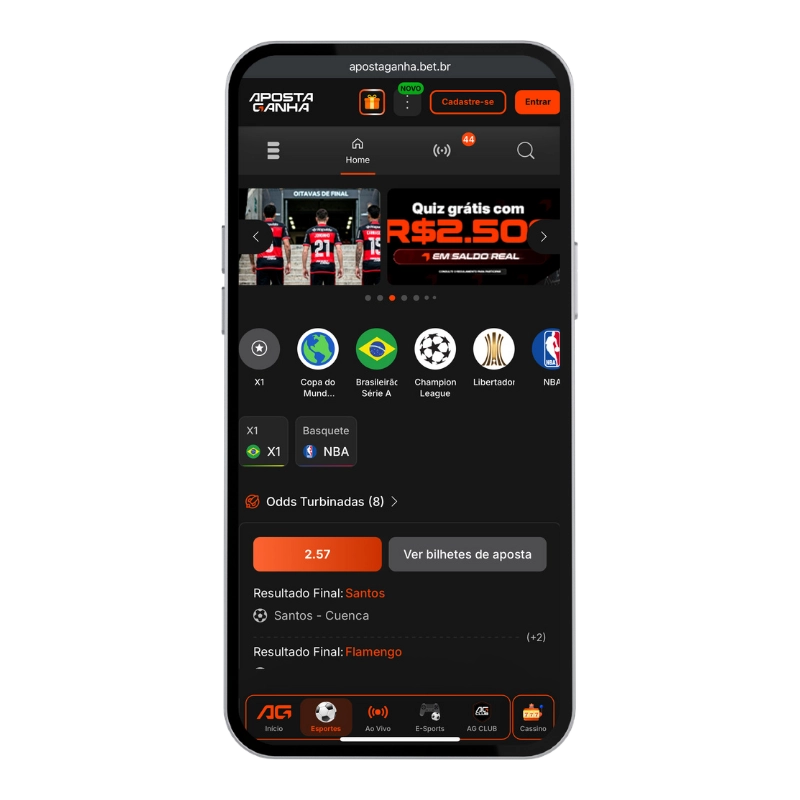 Smartphone com o aplicativo do site de aposta futebol online Aposta Ganha, exibindo banners de promoções com jogadores do Flamengo, seguidos por atalhos de competições e cotações para jogos ao vivo.