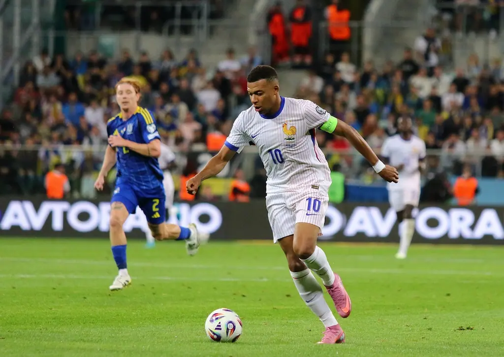  Kylian Mbappe da França em ação durante o jogo de qualificação europeia contra a Ucrânia na Tarczynski Arena em Wroclaw