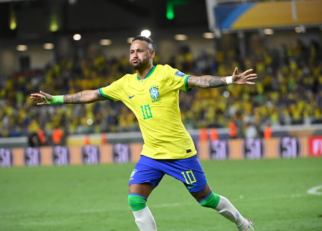 Neymar celebra de braços abertos pela Seleção Brasileira em imagem sobre Neymar dependência e o papel do camisa 10 no Brasil.