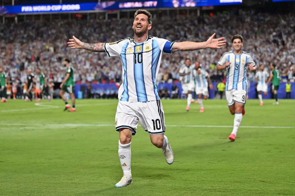 O atacante argentino LIONEL MESSI (10) comemora seu segundo gol na partida de estreia da Copa do Mundo de 2026 contra a Argélia, no Kansas City Stadium, em Kansas City, Missouri, EUA. Messi é um dos veteranos que podem disputar sua última Copa em 2026.