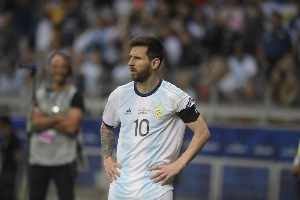 Lionel Messi em uma das maiores zebras em Copas, quando Argentina perdeu de virada para a Arábia Saudita.