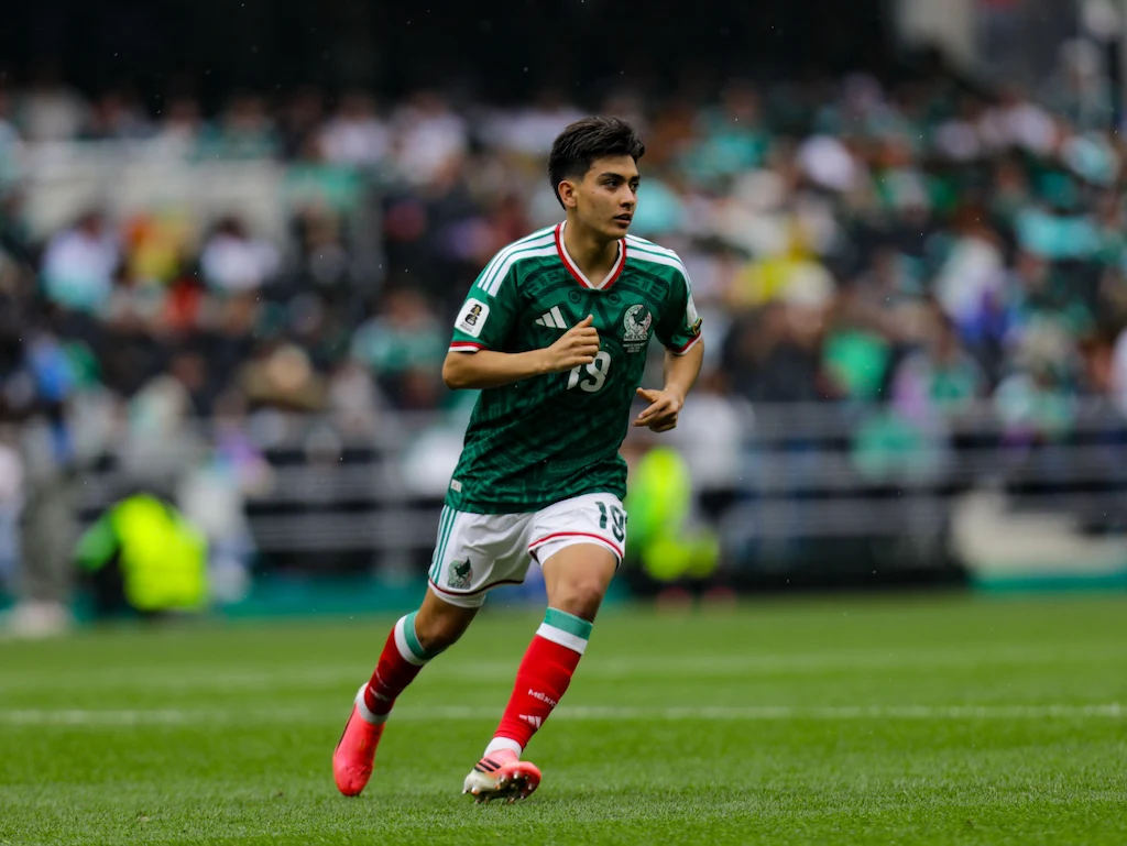 Gilberto Mora, de 17 anos, o mais jovem jogador convocado para a Copa do Mundo de 2026, jogando pelo México.