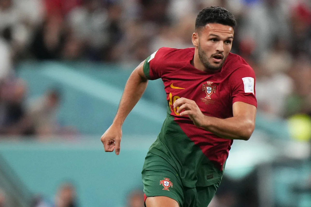 Gonçalo Ramos de Portugal durante a Copa do Mundo FIFA no Qatar, em 2022. Imagem ilustra um artigo sobre as estatísticas de Gonçalo Ramos. estatisticas-de-goncalo-ramos.webp