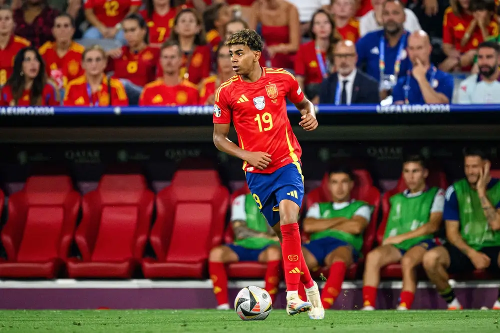 Lamine Yamal com a camisa da seleção da Espanha durante uma partida oficial. A imagem ilustra o conteúdo sobre a Espanha tem quantas Copas do Mundo?, destacando uma das principais estrelas da nova geração da La Roja.