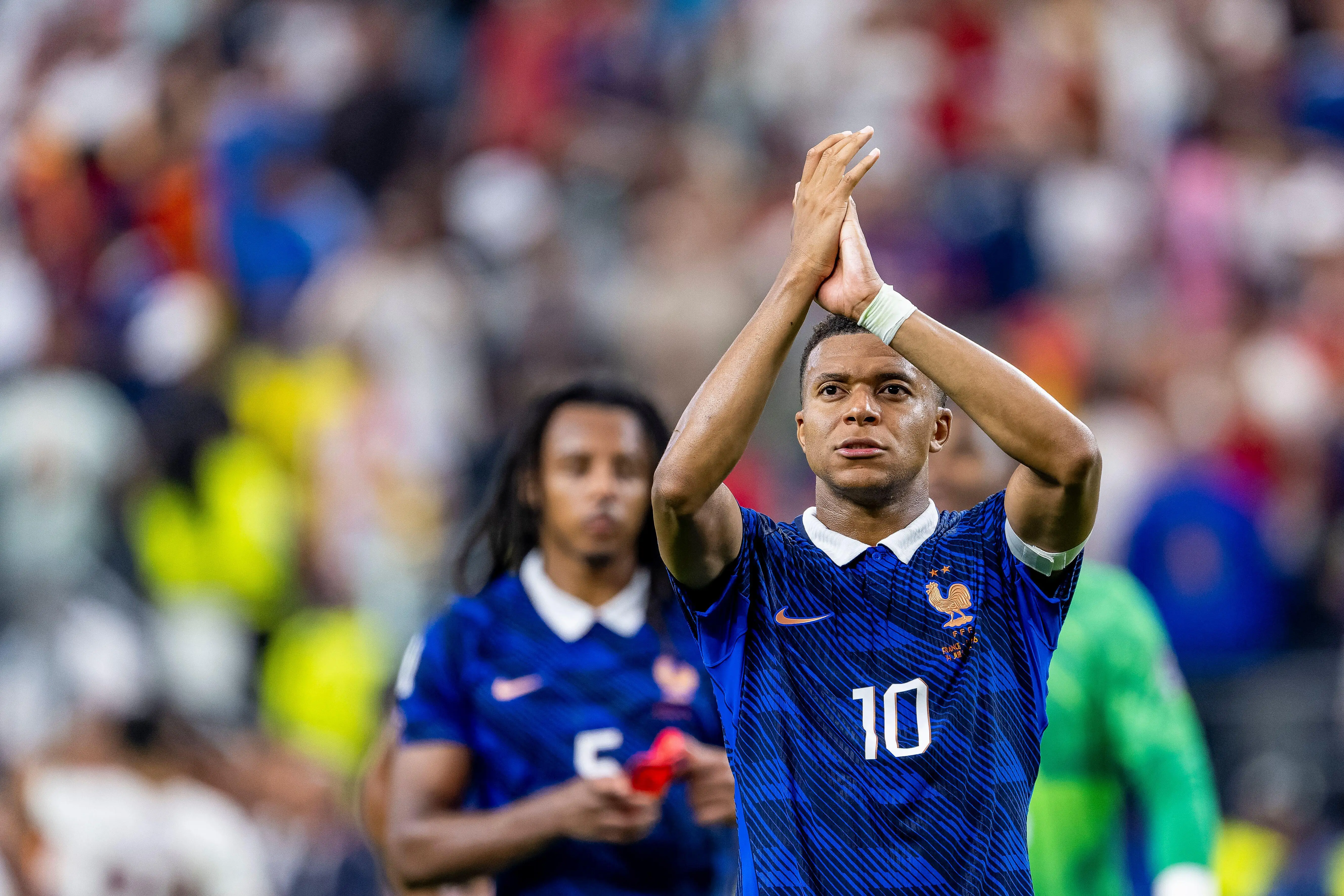 Kylian Mbappé com a camisa da seleção da França durante uma partida oficial. A imagem ilustra o conteúdo sobre França tem quantas Copas do Mundo?