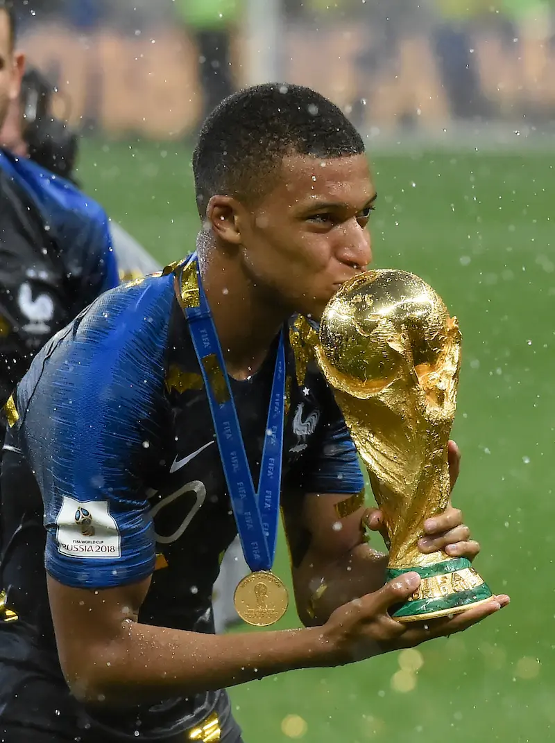 Foto: A.RICARDO / Shutterstock.com Jogador Mbappé da França comemora após vencer a Copa do Mundo da FIFA 2018, na Rússia, contra a Croácia, no Estádio Luzhniki.