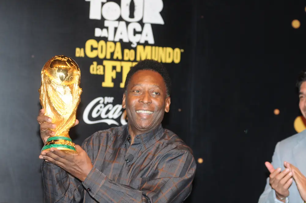 pele-jogador-com-mais-hat-tricks-da-historia.webp
